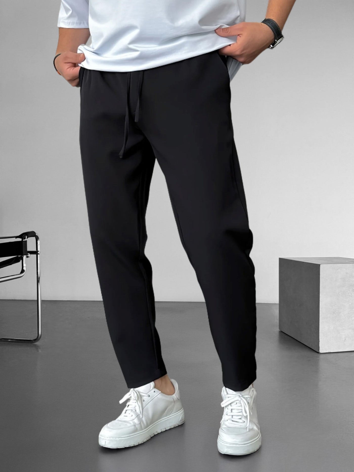 Pantaloni tapered essenziali con cordoncino