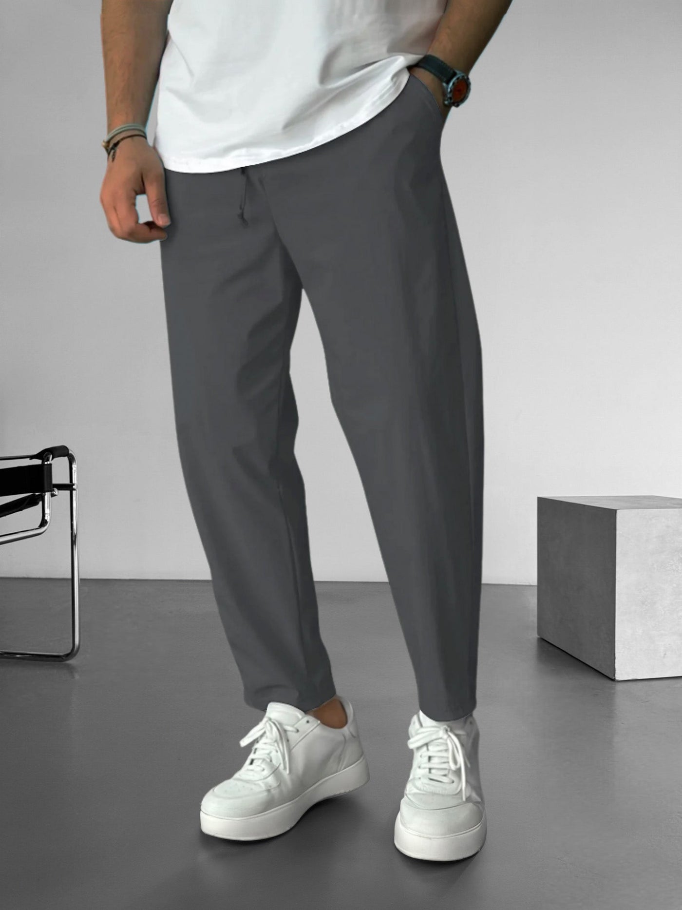 Pantaloni tapered essenziali con cordoncino