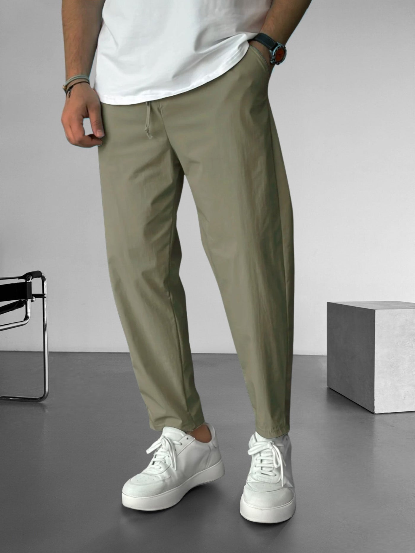 Pantaloni tapered essenziali con cordoncino