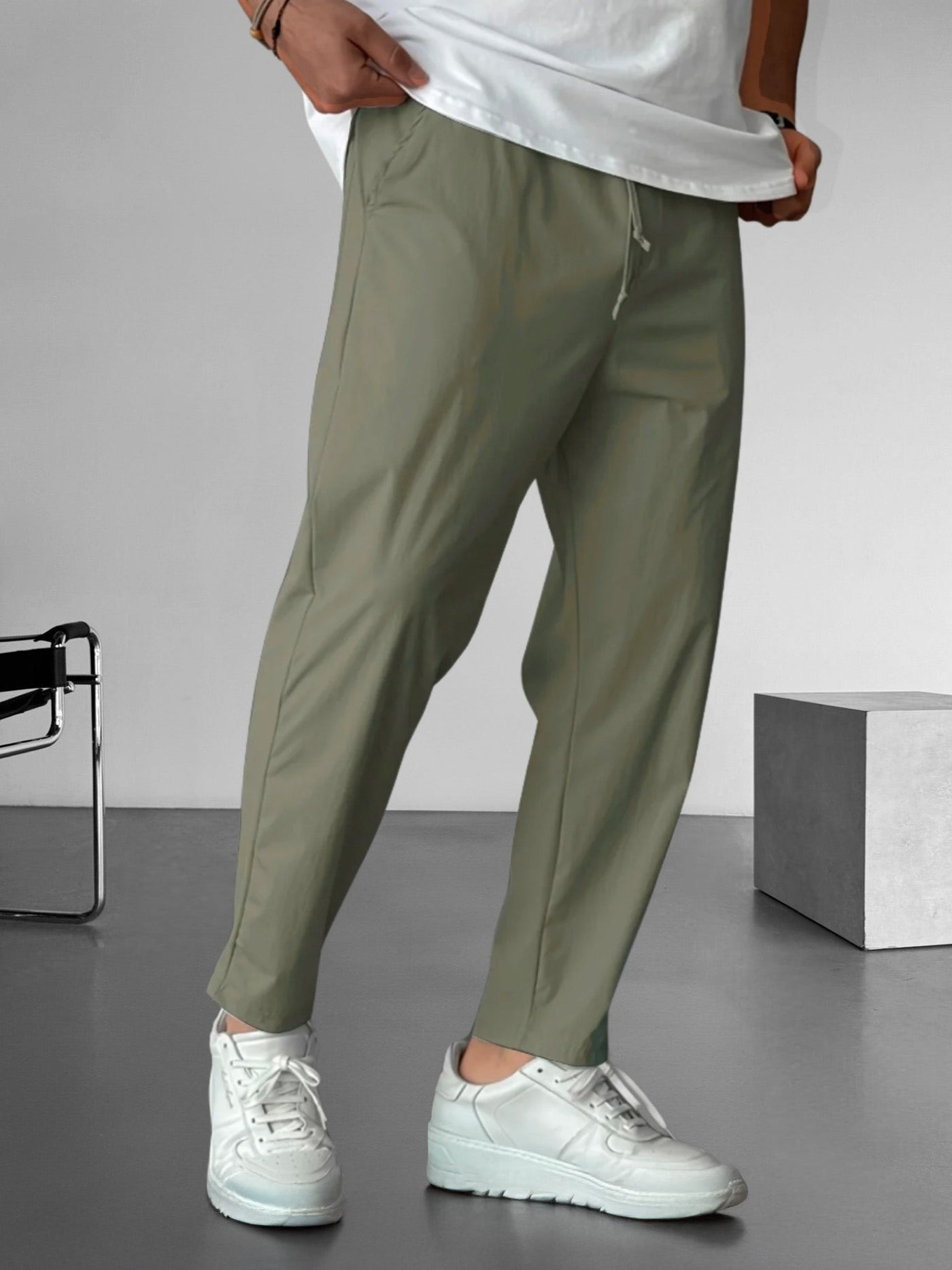 Pantaloni tapered essenziali con cordoncino