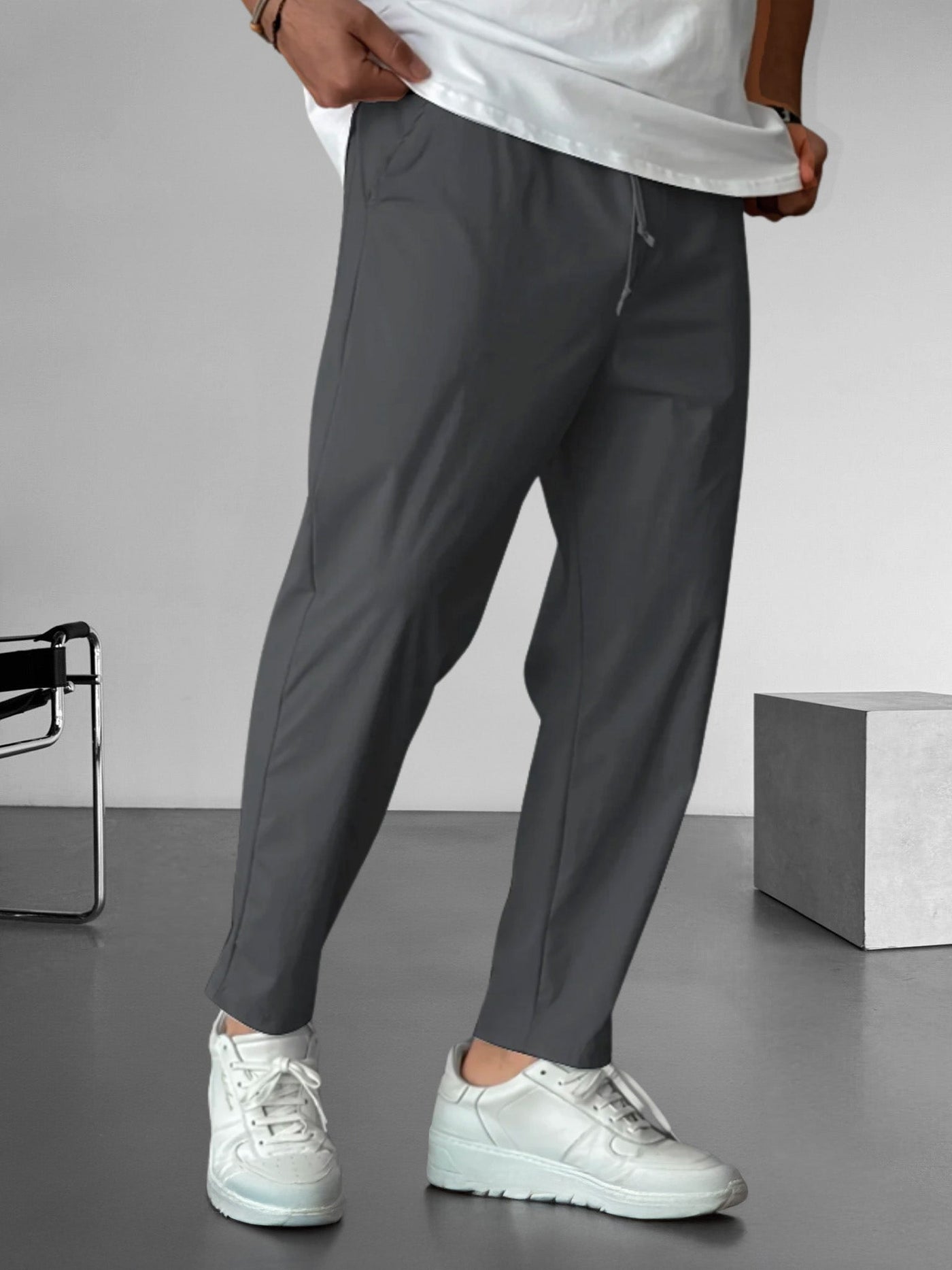 Pantaloni tapered essenziali con cordoncino